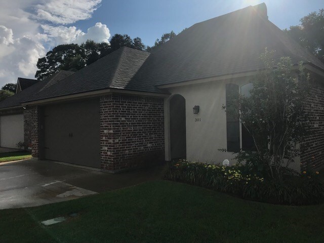 Primary Photo - 301 Annabelle Ln