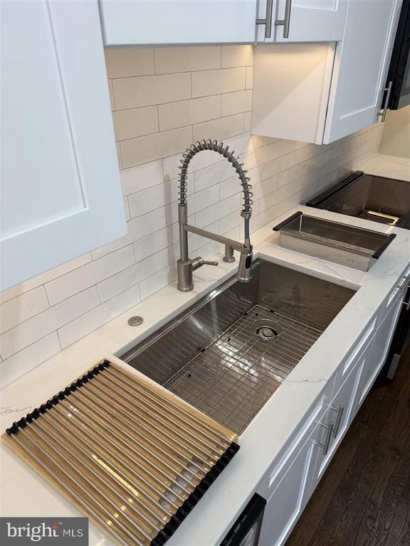 Foto del edificio - 7925 Gunston Woods Pl