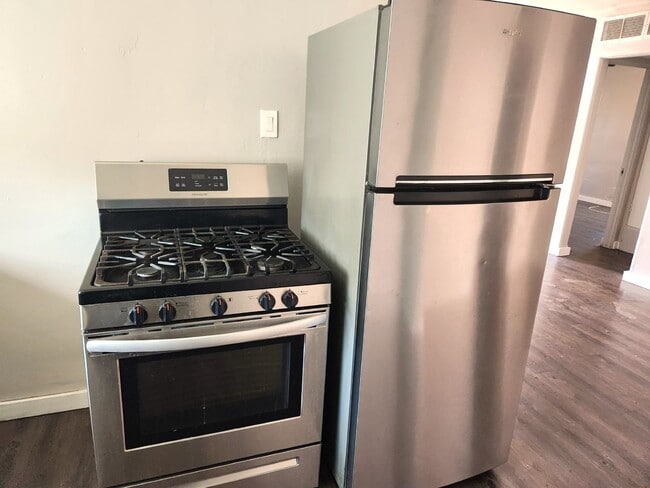 Building Photo - FABULOUS 2 BEDROOMS AND 1 BATHROOM FOR LEASE