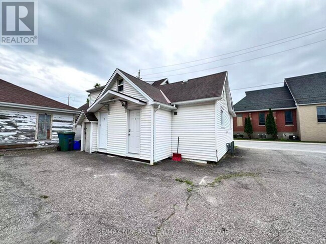 Photo du bâtiment - 5703-5703 Desson Ave