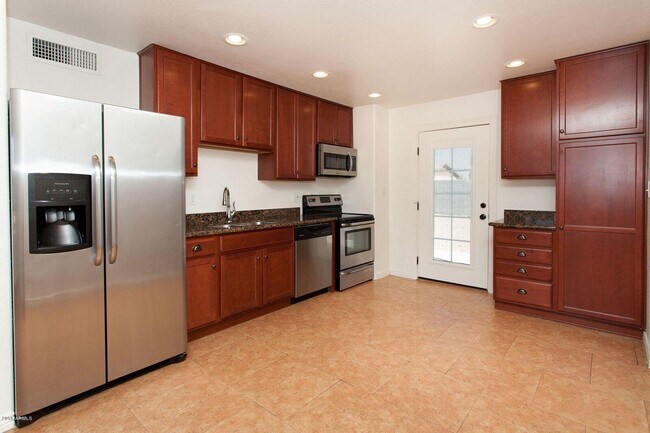 Building Photo - 3228 W Lisbon Ln