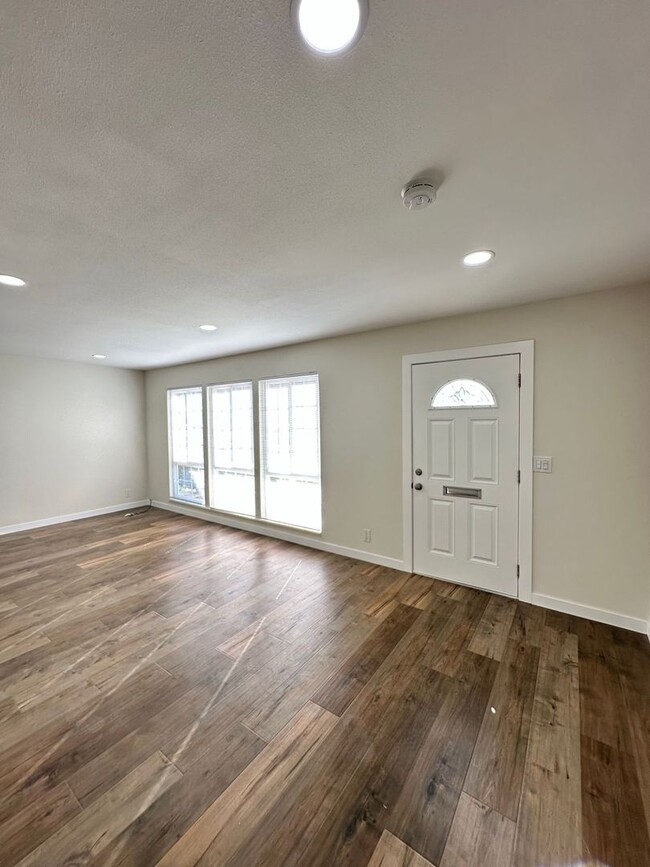Foto del edificio - Anaheim 3 Bed 2.5 Bath Gorgeous Townhome -...