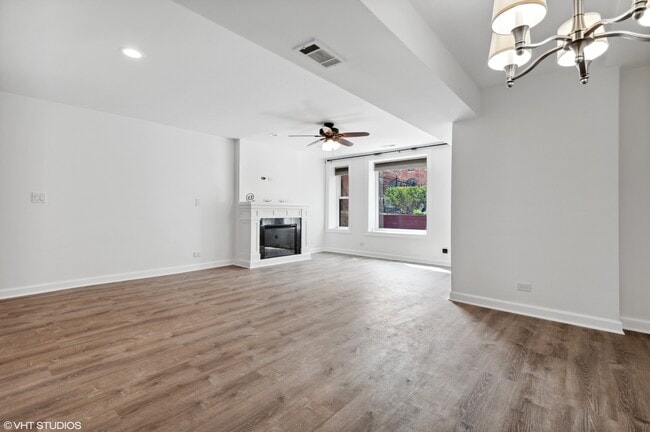 Building Photo - 844 W Fullerton Ave