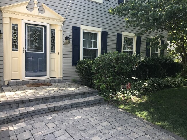 Foto del edificio - SPACIOUS SINGLE FAMILY HOME WITH 2 CAR GAR...