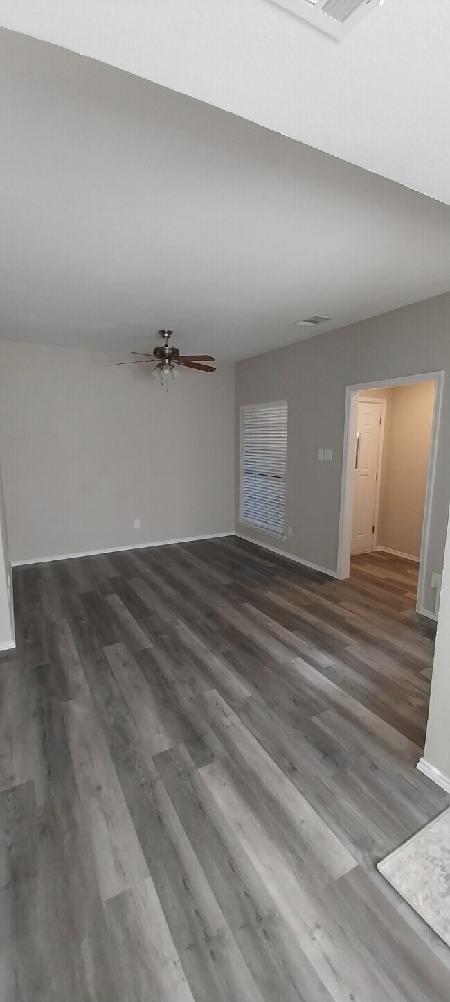 Sala de estar - 8539 Holly St