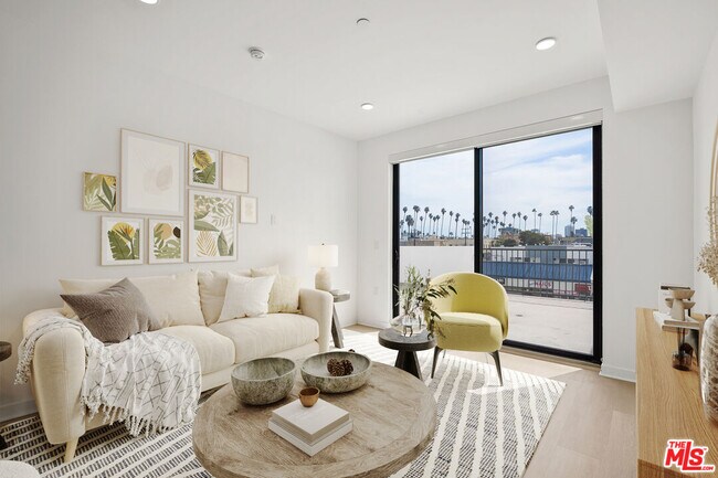 Building Photo - 3977 Beverly Blvd