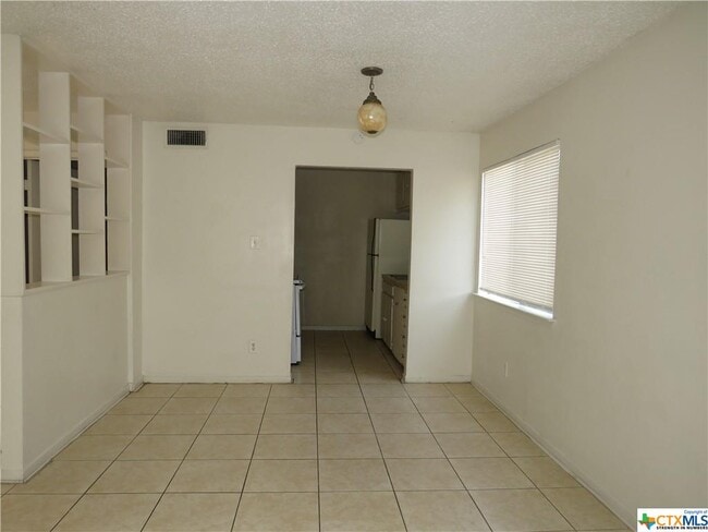 Building Photo - 507 E Beeline Ln