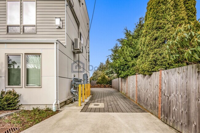 Building Photo - 304 N 120th St