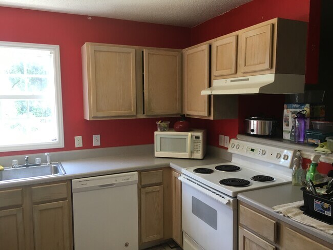 Kitchen - 1305 Kent Rd