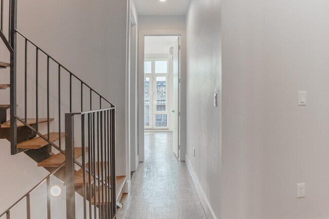 Building Photo - 97 Varet St