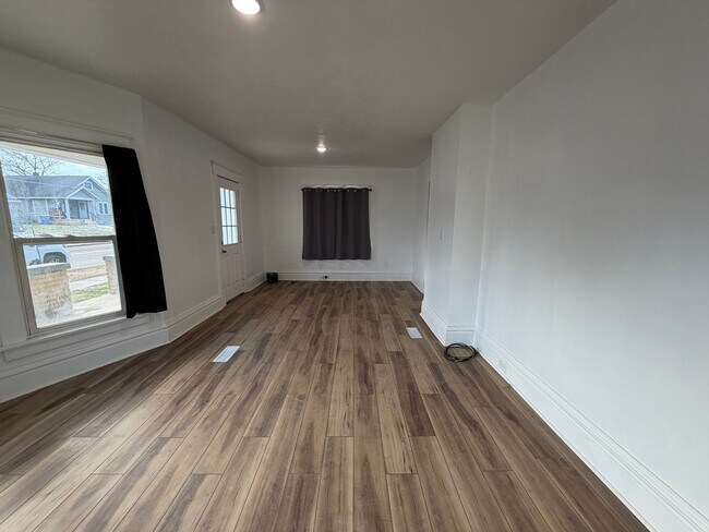 Building Photo - Spacious 4 Bedroom home