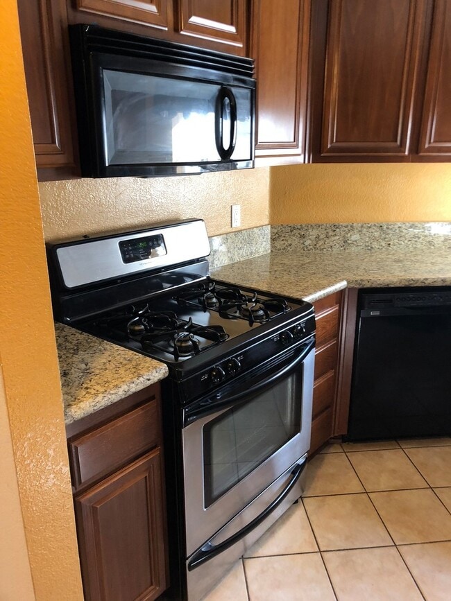 Building Photo - 2 Bed, 2.5 Bath Two-Story Condo with Garage