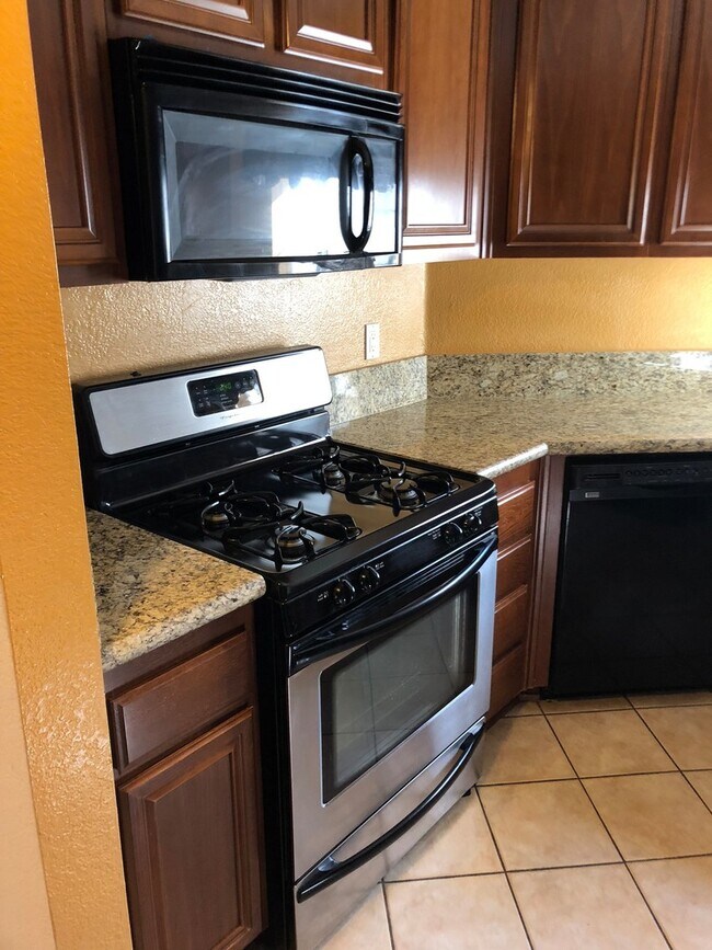 Foto del edificio - 2 Bed, 2.5 Bath Two-Story Condo with Garage