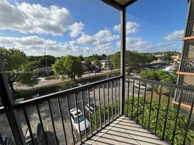 Foto del edificio - 16950 W Dixie Hwy