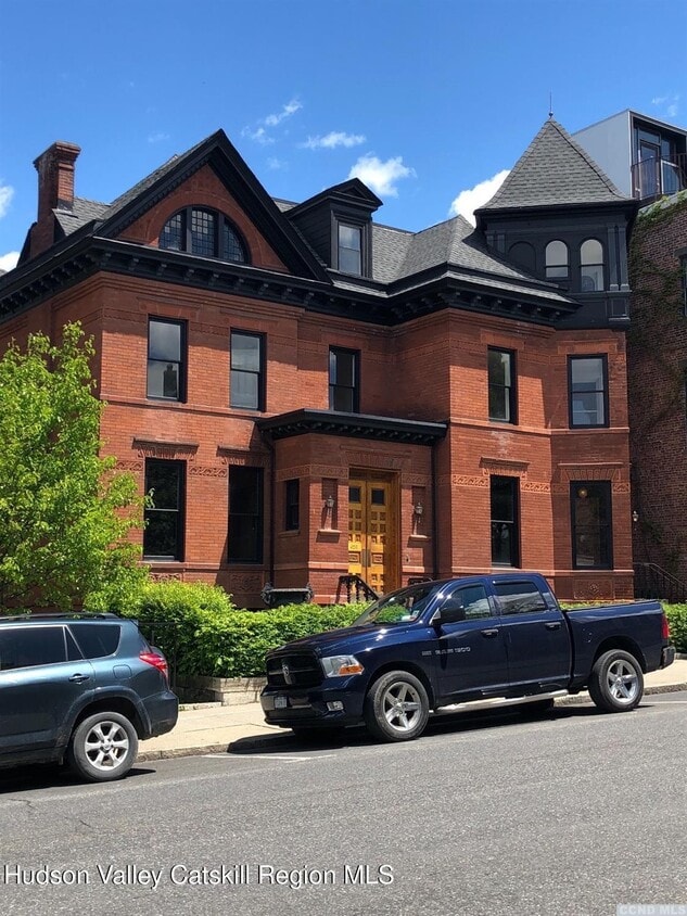 Primary Photo - 420 Warren St