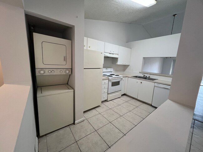 Foto del edificio - 2451 NW 56th Ave