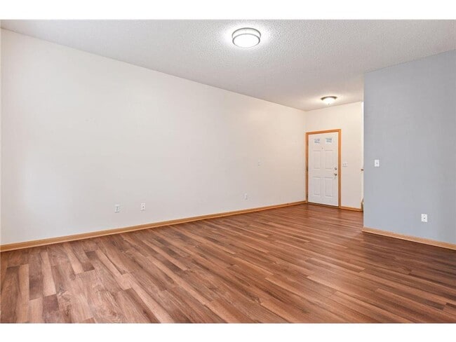 Building Photo - 2 BR/3 BA Townhome in Lakeville!