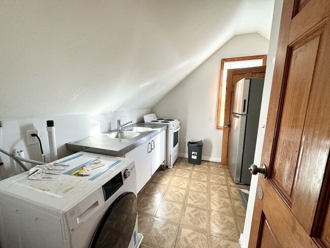 Building Photo - 22 Humphreys St