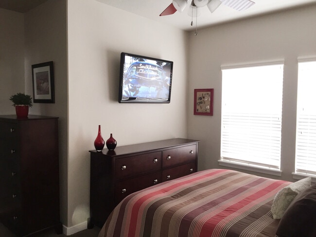 Foto del edificio - Spacious 2 Bedroom Townhome at The District!