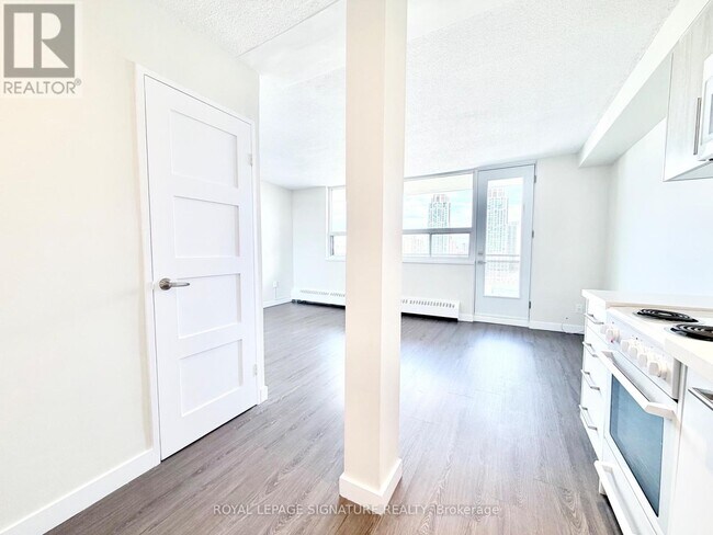 Building Photo - 1500 Bathurst St