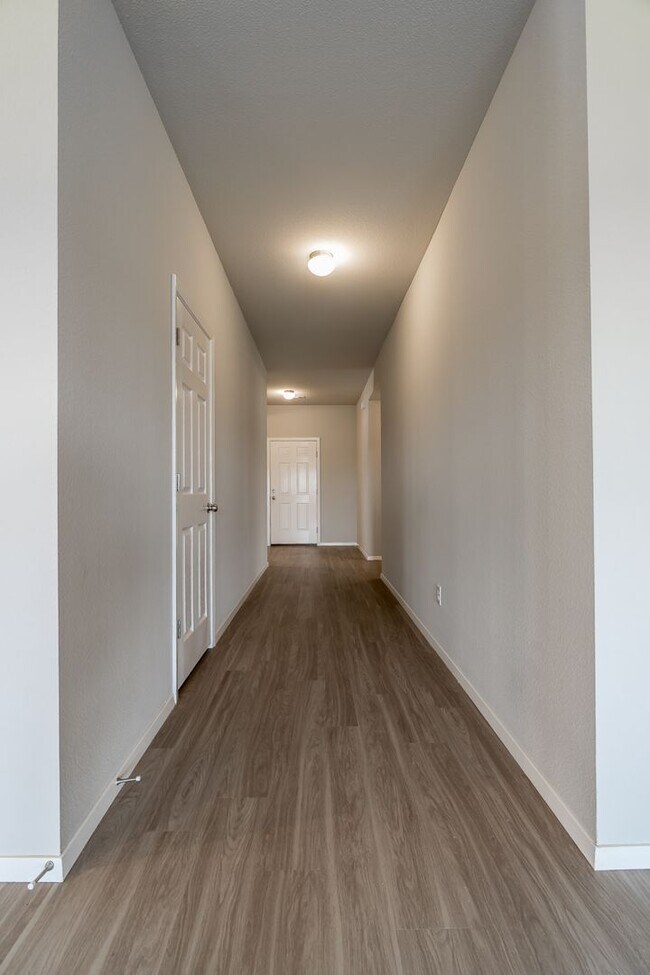 Building Photo - Large 4 Bedroom Home in great location!