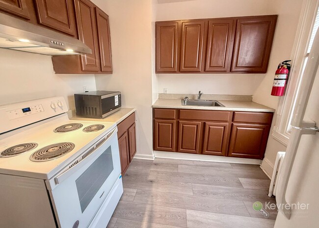 Building Photo - 16 N Rigby Ave