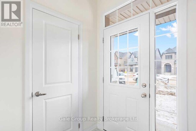 Building Photo - 456 Adelaide St