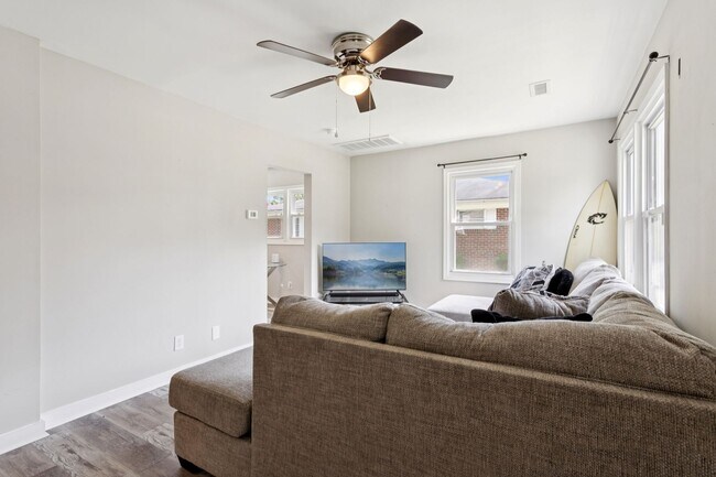 Building Photo - Updated ranch in Portsmouth!