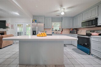 Building Photo - 13351 Oak Leaf Ln