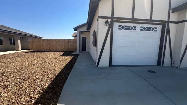 Building Photo - Coyote Run Duplexes 9004