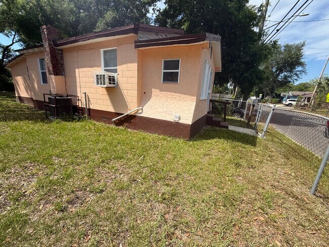 Building Photo - 3514 Haines St