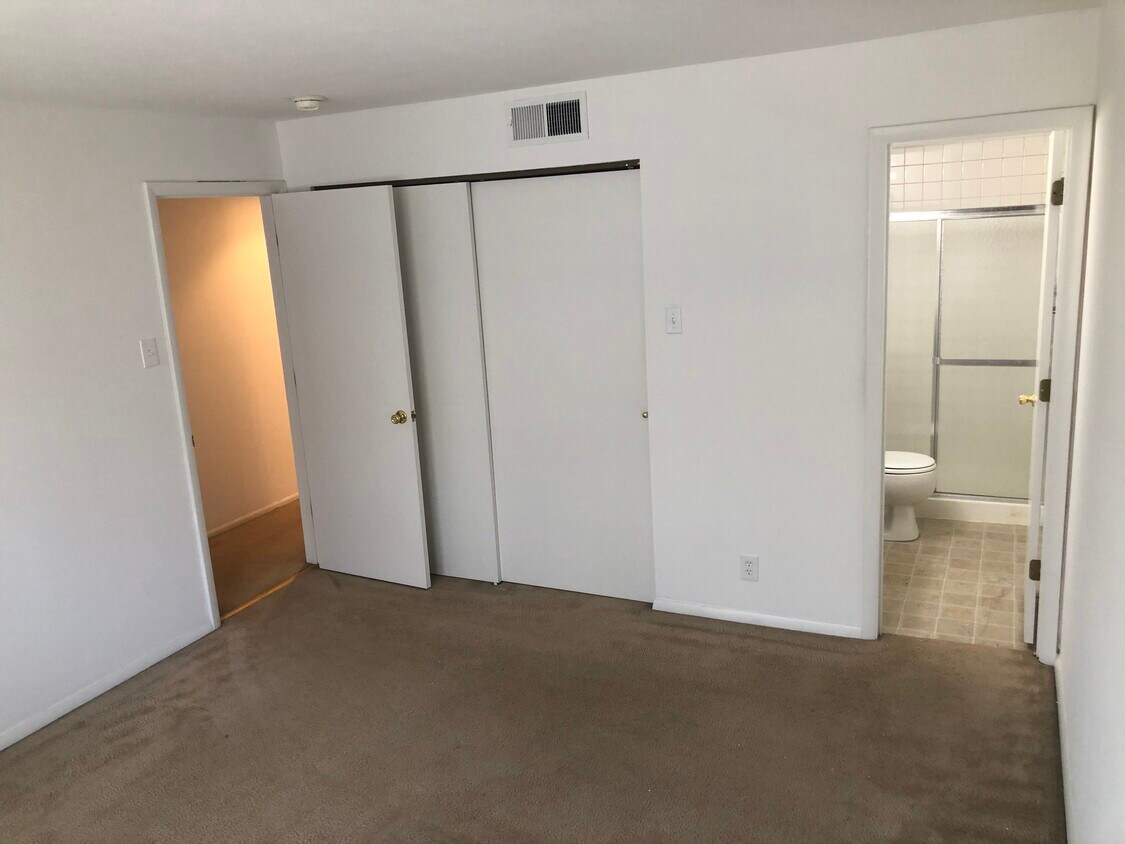 625 Broadmoor Dr Unit A, Chesterfield, MO 63017 Apartments in