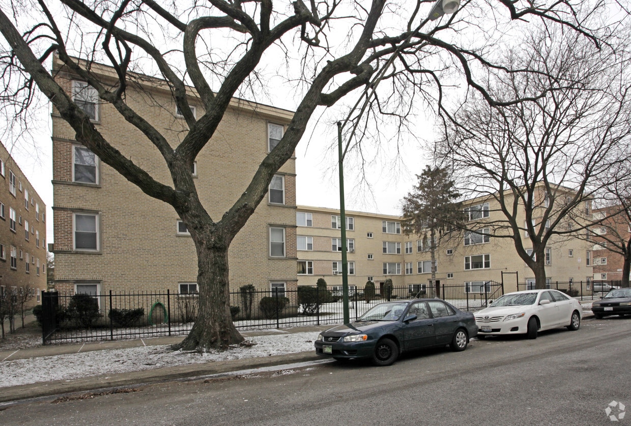 Building Photo - 6122-6136 N Winchester Ave