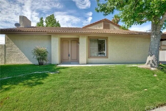 Building Photo - 3 Bed/2 Bath House with Garage! Won't Last...