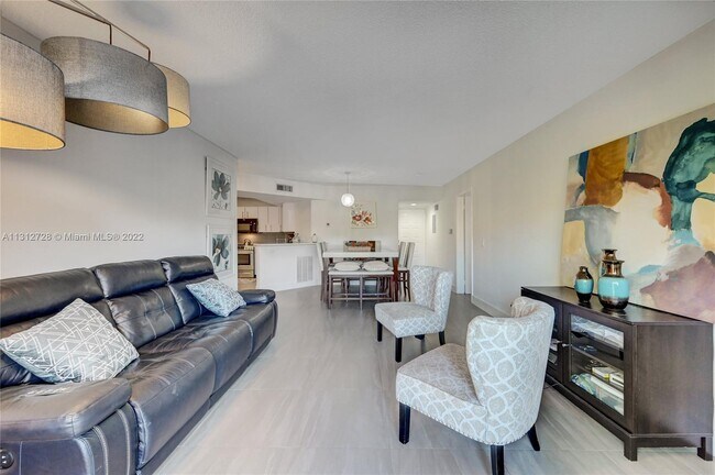 Foto del edificio - 8871 Wiles Rd