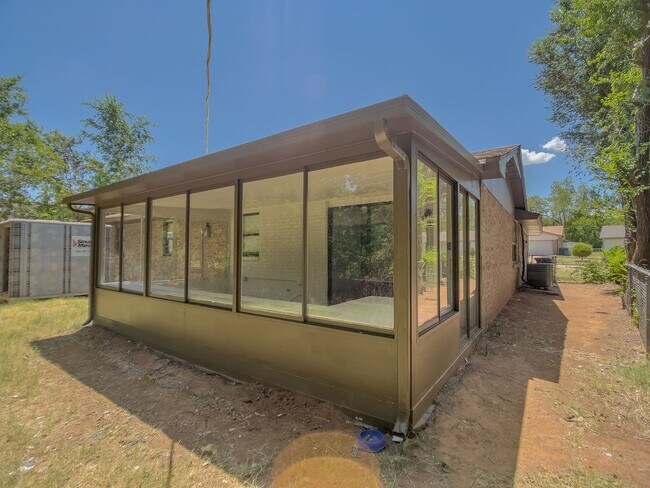 Building Photo - Charming 3 bedroom, 1.5 bath single-family home in a quiet northwest Oklahoma City neighborhood