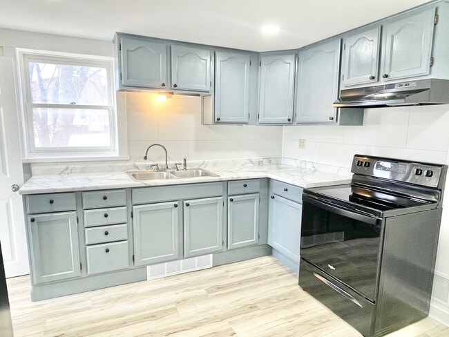 Building Photo - 210 Main St