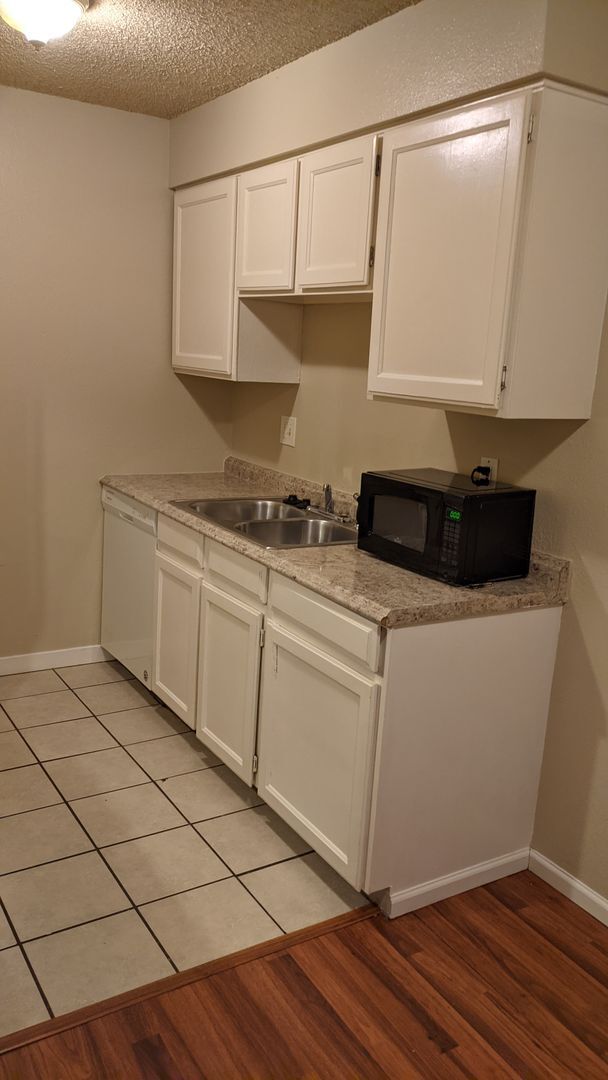 Foto del edificio - NICE 2-BEDROOM, 2-BATHROOM TOWNHOME WITH F...