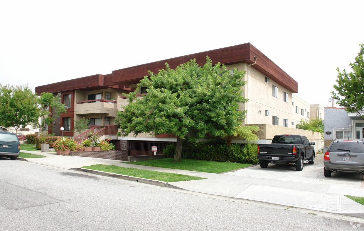 Building Photo - 324 W Maple St