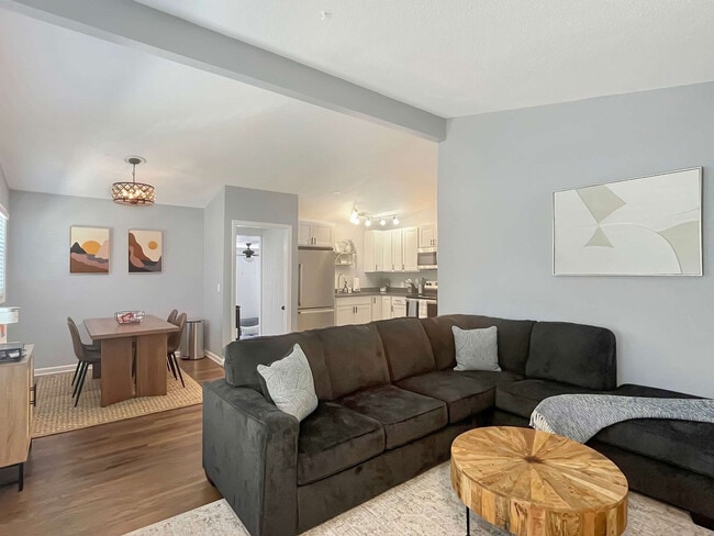 Building Photo - 501 W 9th St