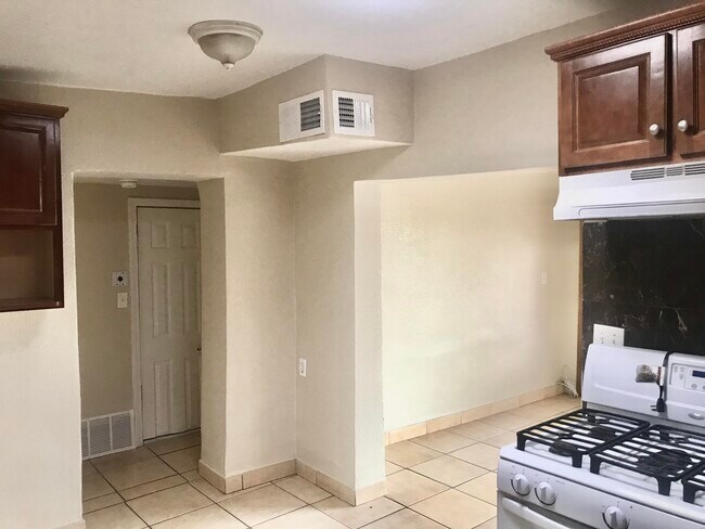 Foto del edificio - 648 Lafayette Dr