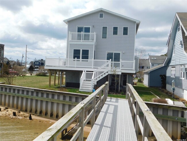 Building Photo - 3495 Bay Front Dr