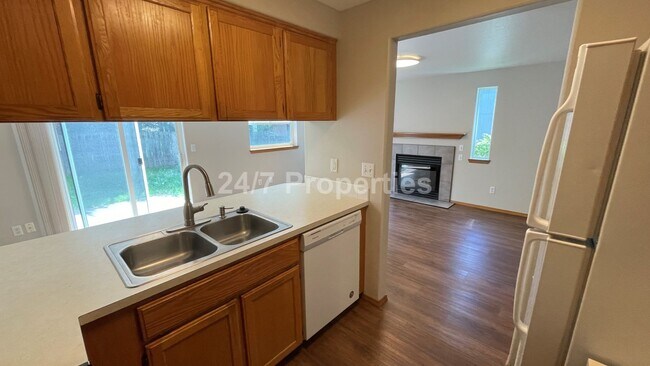 Foto del edificio - Updated 3 BD | 2.5 BA Home w/ Large Backya...