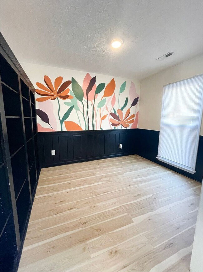 Foto del edificio - FIRST TWO WEEKS RENT FREE! 3 Bedroom 2 Bat...