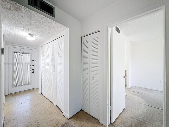Foto del edificio - 6750 Royal Palm Blvd