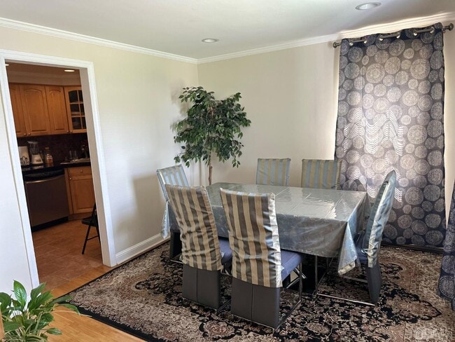 Foto del edificio - 98 Roosevelt Blvd