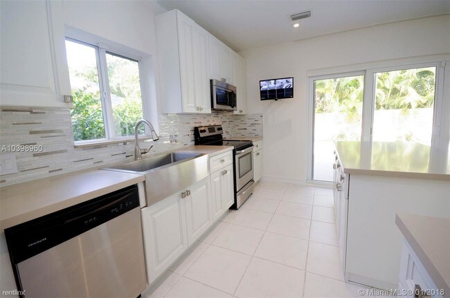 Foto del edificio - 3 br, 2 bath  - 4710 Ingraham Ter