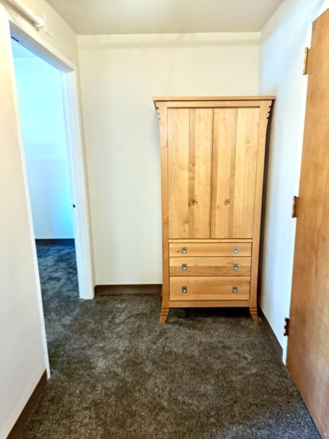 Building Photo - UNDER NEW MANAGEMENT: 2bdrm/1ba Efficiency Room - Pet Friendly!