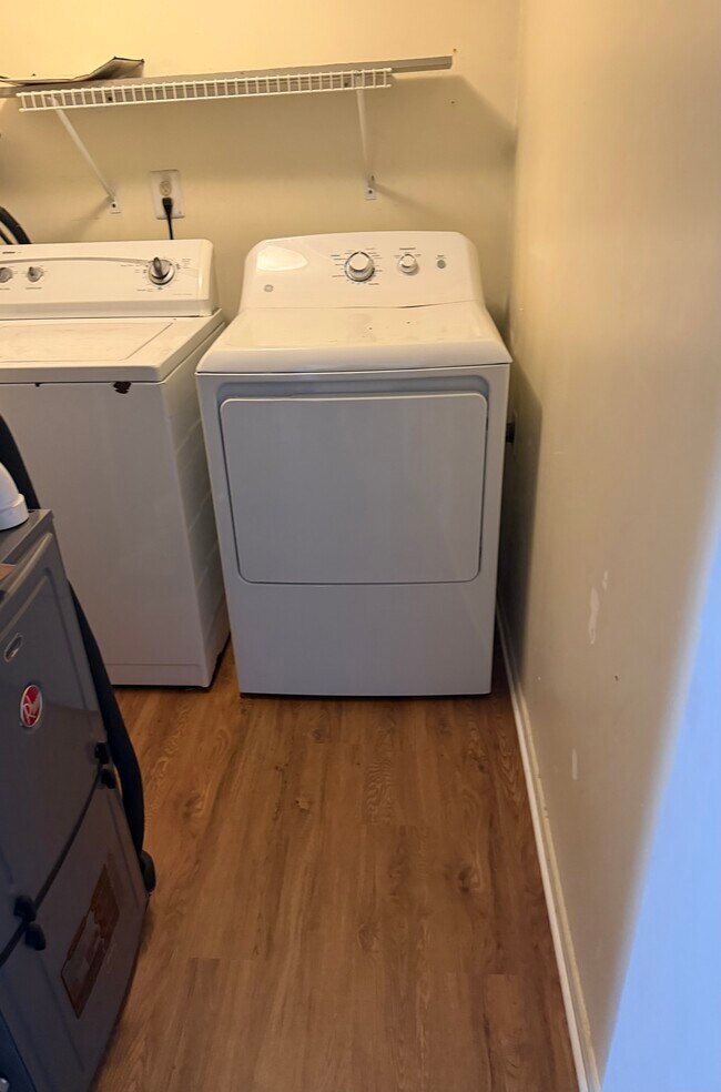 Lavadora secadora - 202 Shady Ln