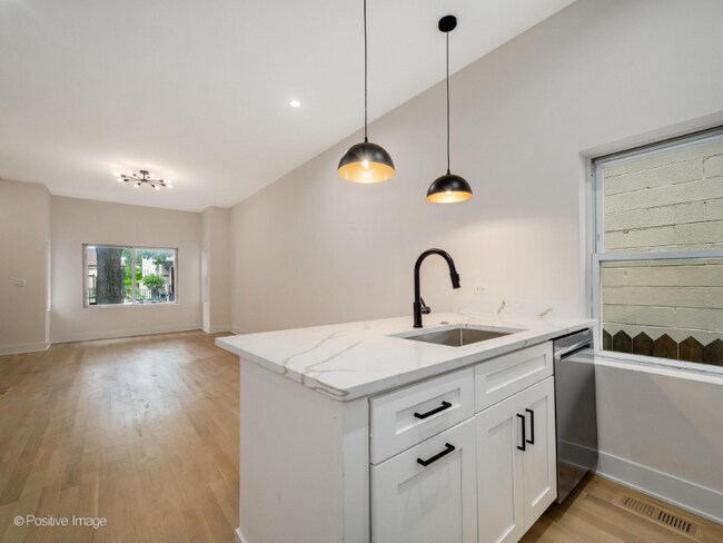 Foto del edificio - 2142 N Maplewood Ave